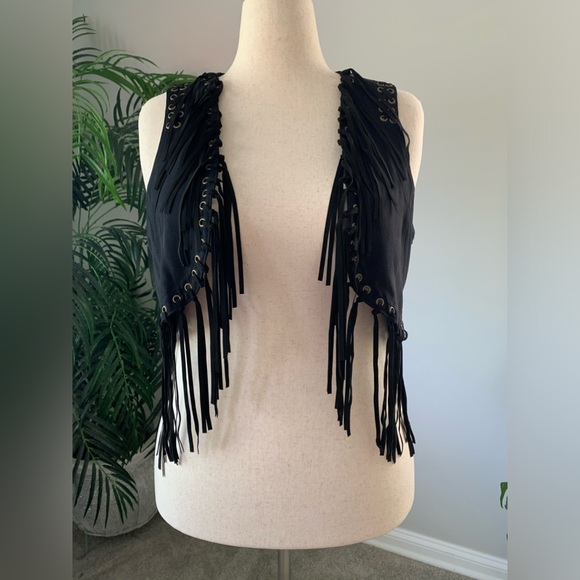 Black cowgirl style vest with fringe - Picture 6 of 7